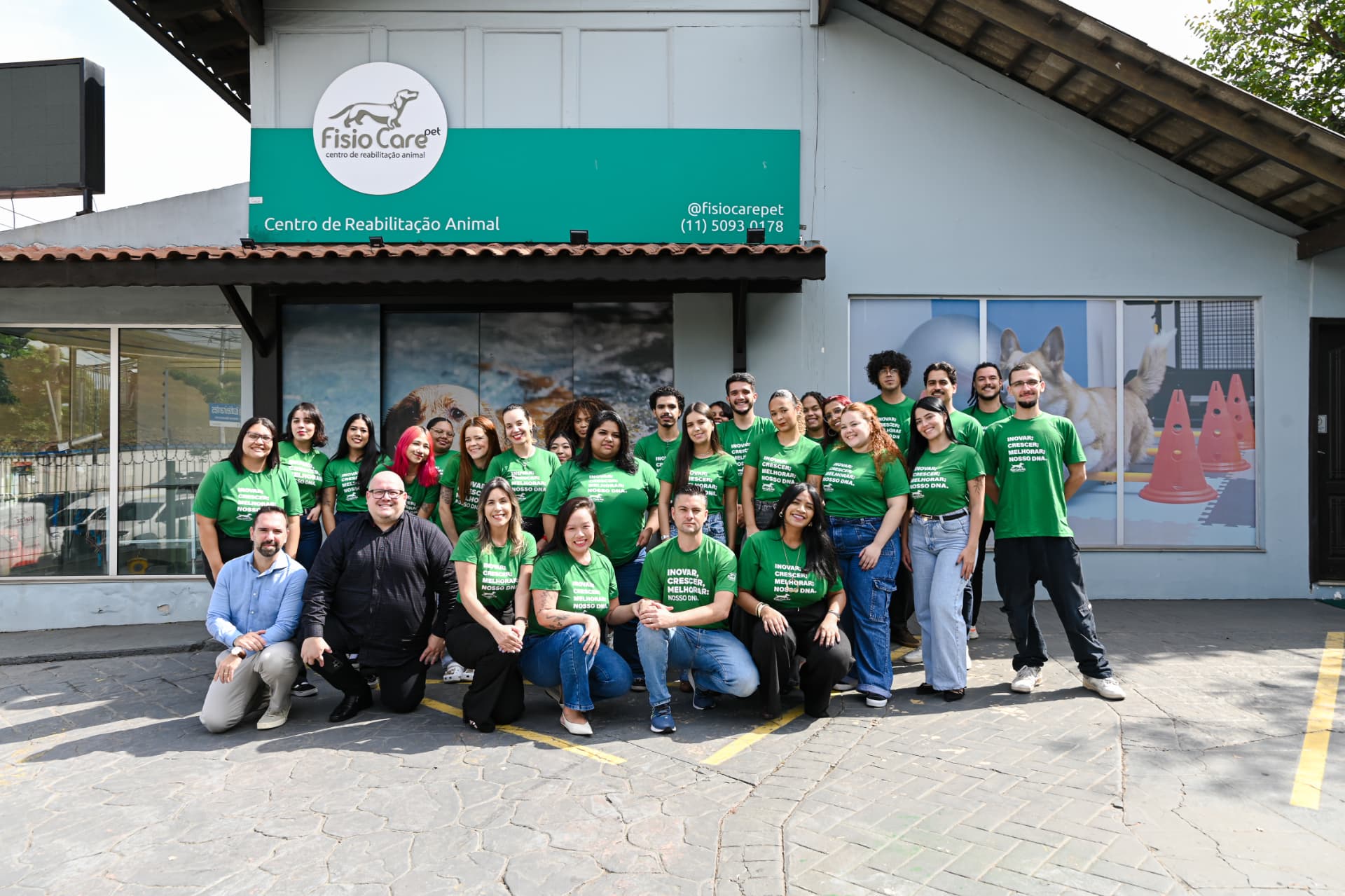 Equipe da unidade Fisio Care Pet reunida em frente ao centro de reabilitação animal